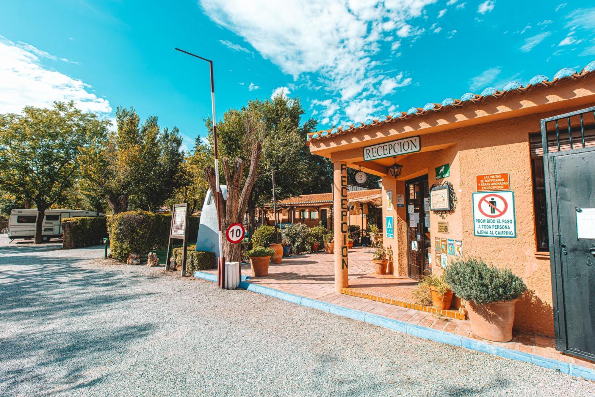 Camping & Bungalows Suspiro Del Moro Otura Bagian luar foto